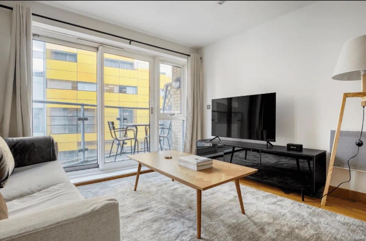 Londwell, The Wharfside Boutique, River Views & Balcony Apartment